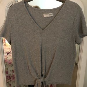 Super cute front tied v-neck tee💗